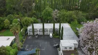 Riverbank Park Motel - parkir