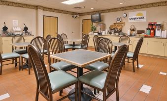 Days Inn & Suites by Wyndham Bridgeport - Clarksburg
