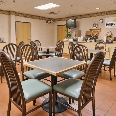 Days Inn & Suites by Wyndham Bridgeport - Clarksburg
