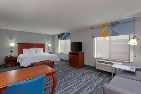 克洛維斯機場北歡朋套房飯店