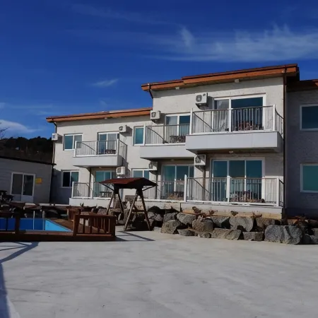 Byeonsanbando Badajeonmangdae Pension Отели рядом с достопримечательностью «Храм Нэсоса»