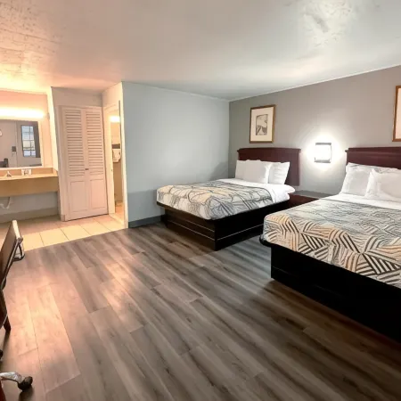 Red Carpet Inn - Stamford
