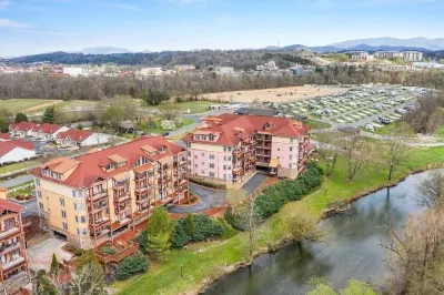 Apple River Penthouse- Pigeon Forge Hotels near D Garden