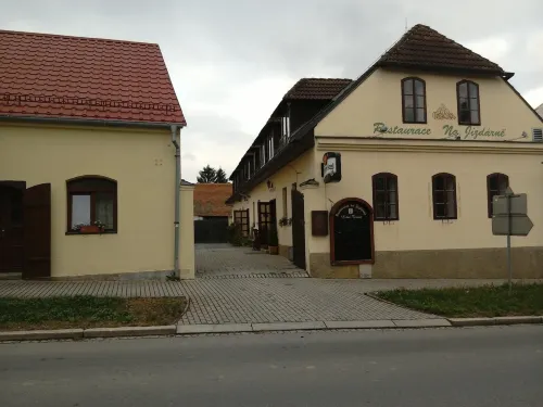 Penzion a Restaurace Na Jízdárně - Bãi đậu xe