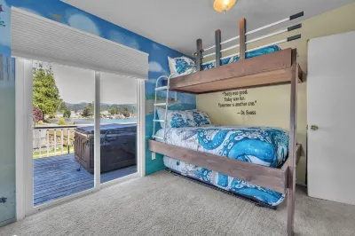 Lakeside Leisure & Devils Lake Access Hotels near Regatta Park