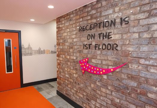 이지호텔 입구 전경