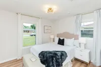 Pool Paradise in P'Cola - Stylish, Dog-Friendly Home Close to Shopping & Beach! Отели рядом с достопримечательностью «Суперцентр Уолмарт»