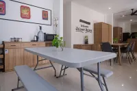RedDoorz Near Stasiun Solo Balapan 3 فنادق في Banjarsari