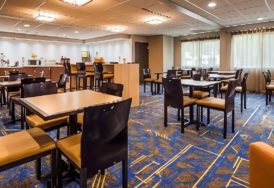 베스트 웨스턴 플러스 호텔의 현대적인 로비 공간