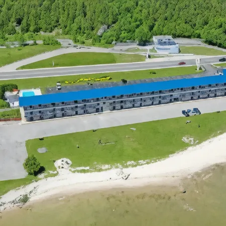 Days Inn & Suites by Wyndham St. Ignace Lakefront