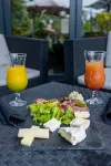 Noemys Toulon la Valette - Hotel Restaurant Avec Piscine - breakfast