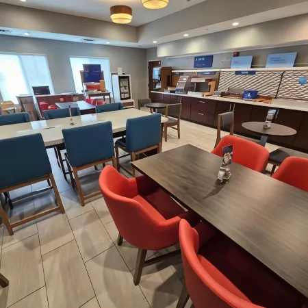 Holiday Inn Express & Suites CINCINNATI-BLUE ASH by IHG