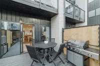 Downtown Bliss - 4-BR Retreat Amidst the Cityscape - 빌라
