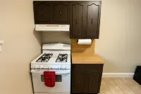 Charming 1-bedroom apt walk to Train and DownTown area with WiFi, AC - 2성급
