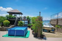 Lakefront Getaway, Taal Volcano Views. Perfect for Relaxation & Adventure!