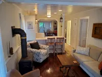 Enjoy this cozy cottage, 10 minutes from Bay Beach in Crystal Beach.