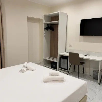 Hotel Margot Отели рядом с достопримечательностью «Арка делла Паче»