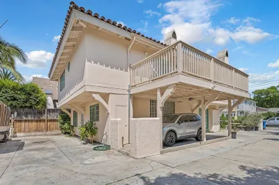 Charming 4BR/3BA Getaway, Walk to Downtown Santa Barbara & Beach, Sleeps 8 Hotel di 