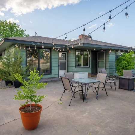 Lakefront 4-bedroom house with AC, WiFi in parklike setting on Moses Lake.
