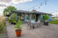Lakefront 4-bedroom house with AC, WiFi in parklike setting on Moses Lake.