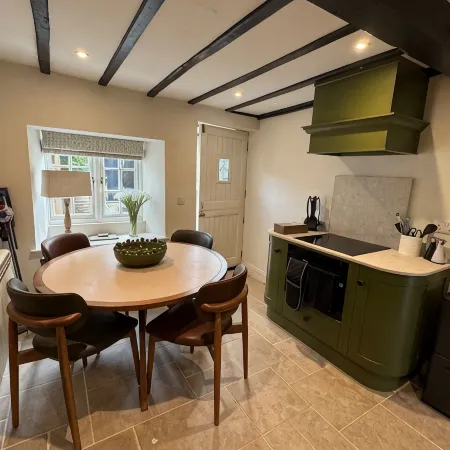 Charming 2-bedroom cottage in fabulous Broadway with WiFi