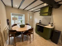 Charming 2-bedroom cottage in fabulous Broadway with WiFi