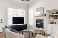 Nest out west in this professionally designed 2 BD/3 BA townhome. Sleeps 6.