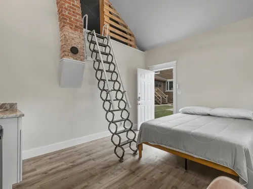 Charming 2-bedroom studio with WiFi, AC in the heart of downtown Bartlesville