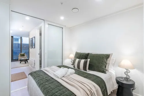 1BR Alpha APT - Central Stay, Top Amenities - Homestays