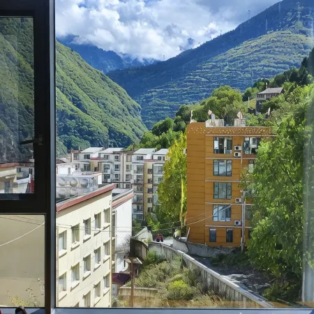 Mid-Mountain Cloud Leisure · Life Mountain View Resort Inn (Heishui County Branch)