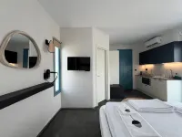 Thronos Suites
