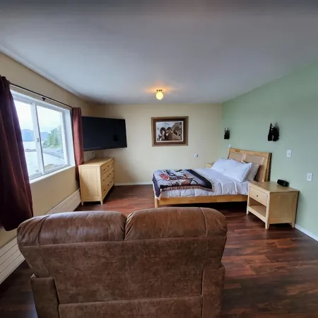 {Forget-Me-Not Inn} Alaskan Waterfront Vacation Rental (Deer Suite)