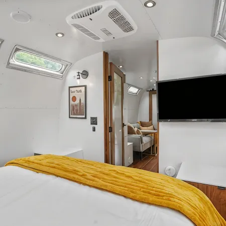 Luxury Airstream Glamping Unit 1 of 6, On-Site Hiking, Private Hot Tub and Sauna