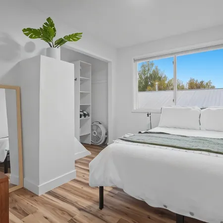 King Bed. Pet & Family Friendly Upper unit. Walking Distance to Downtown Palmer