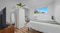 King Bed. Pet & Family Friendly Upper unit. Walking Distance to Downtown Palmer