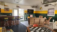 Packer Themed, Renovated 3 Bedroom, 2 1/2 Bath Home- Lambeau Field 16 Min Walk. - Boutique