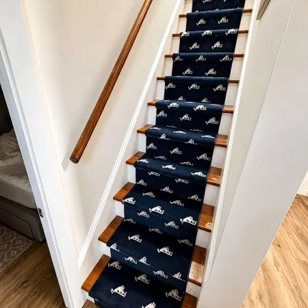 Entire cottage, walk to/from ferry & downtown, newly renovated, parking on site
