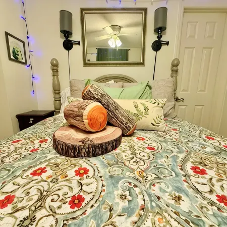 Pet friendly luxury lake view cottage fun themed Charming Beaver, New hot tub