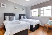 Superior, central 3-bedroom apartment with parking in charming St Andrews - Apartments