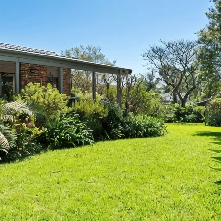 Mollymook Fantastic Beach House - 6 minutes walk to the Beach & Pet Friendly
