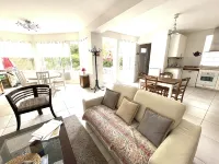 VILLA BEACH ENTRANCE - Full ground floor with free parking - Wifi