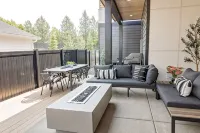 Family-Friendly • Downtown Luxury Villa • Hot Tub • Walk to Lake - 4-Star