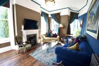 Huntress Suite, Buxton - a beautiful victorian apartment with private parking. - Apartments