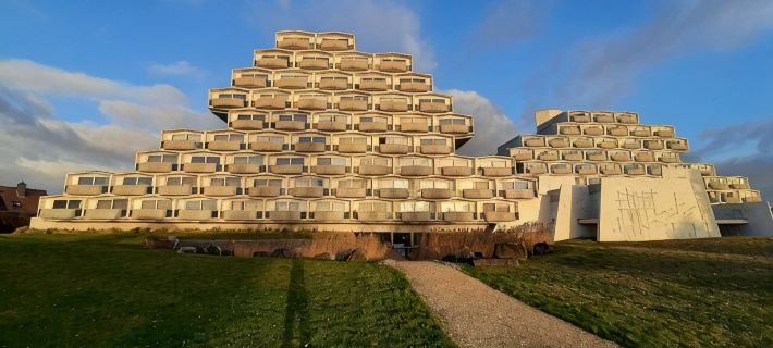 Sunny apartment in unique building Hotels in De Haan