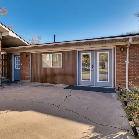 Cozy apartment in charming Moab Downtown with kitchen and great fruit backyard,