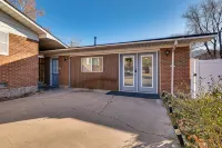 Cozy apartment in charming Moab Downtown with kitchen and great fruit backyard,