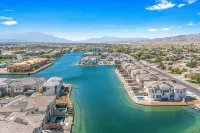 Lakefront Luxury Villa 4 bedroom+loft with Pool