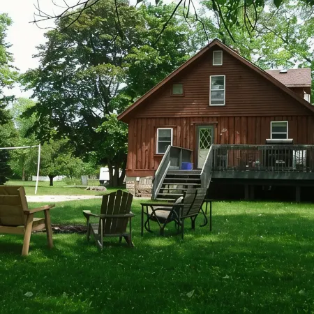 Lake Michigan views! Complimentary housekeeping with monthly stays Mar-Apr. Отели в г. Ту Риверс