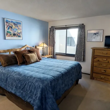 Spacious Condo w/ FREE WiFi, Parking, Heated Pool, Hot Tubs, Ski Shuttles