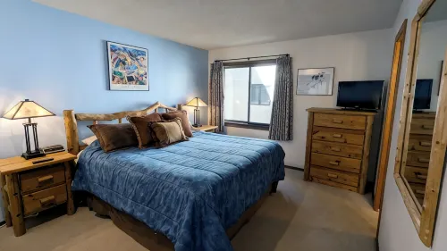 Spacious Condo w/ FREE WiFi, Parking, Heated Pool, Hot Tubs, Ski Shuttles